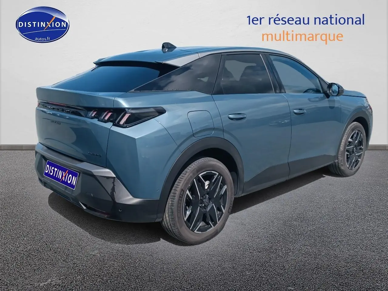 Vue 3/4 arrière droite d’un Peugeot 3008 bleu 2025 avec jantes alu noires et vitres teintées.
