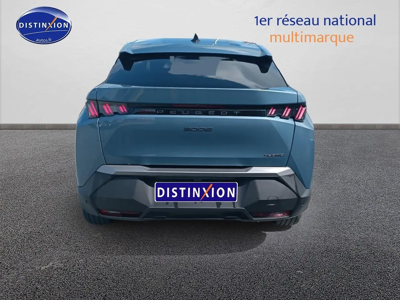 Vue arrière d’un Peugeot 3008 hybride bleu 2025 avec feux arrière LED et becquet noir.