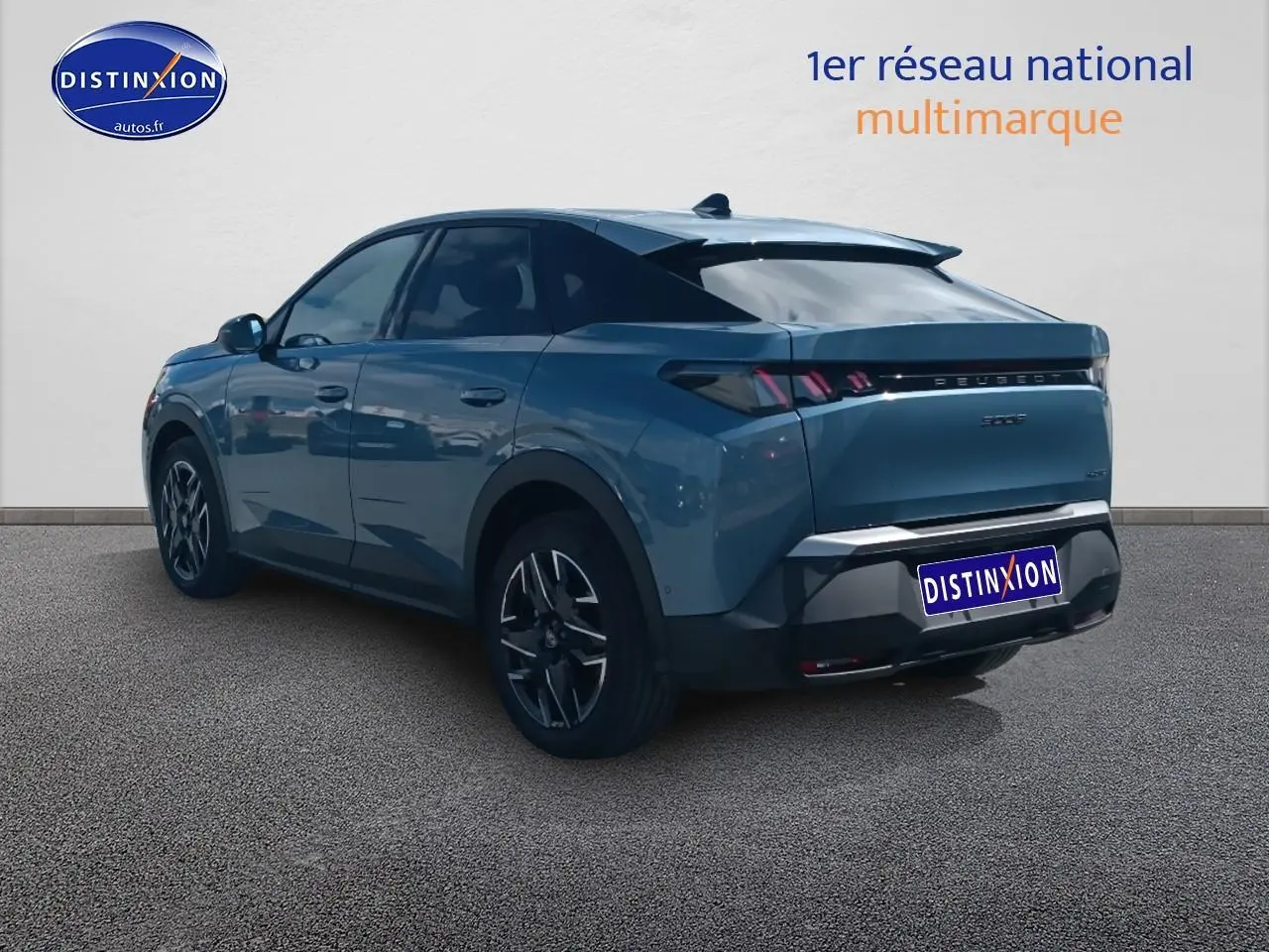 Peugeot 3008 bleu en 3/4 arrière droit, avec feux arrière LED et jantes alliage distinctives.