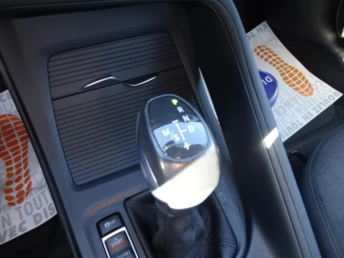 Le levier de vitesses automatique noir de la BMW X1 sDrive 18d, vue rapprochée de la console centrale.