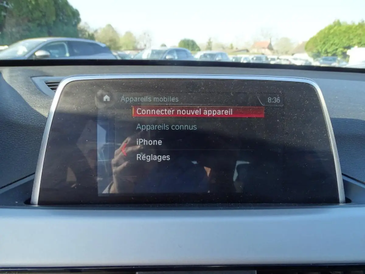 Écran central du système de navigation BMW X1 sDrive 18d 2017 affichant le menu de connexion Bluetooth.