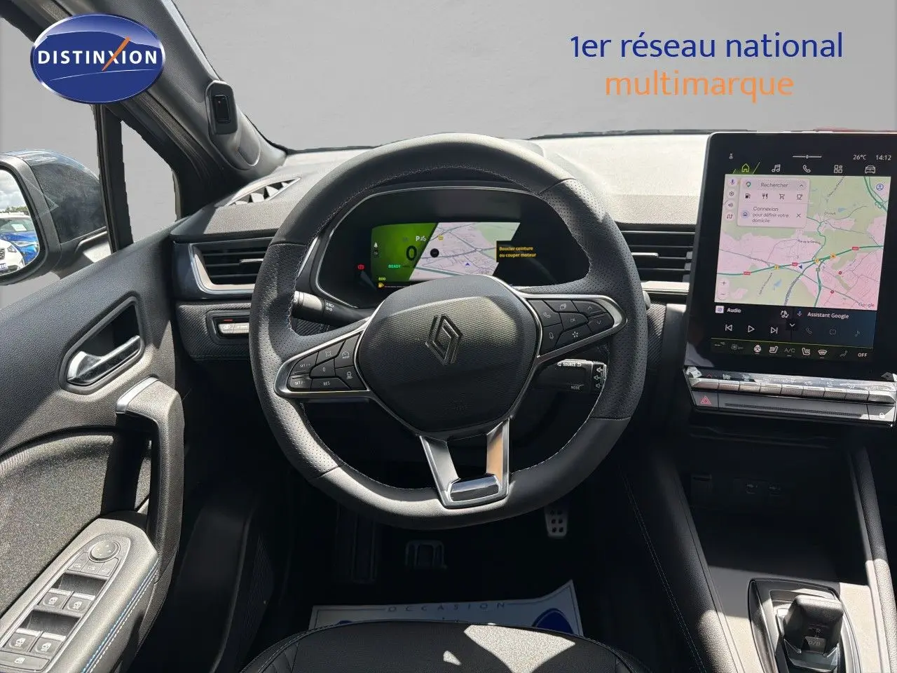 Vue intérieure centrée sur le volant Renault Symbioz gris, avec tableau de bord digital et écran tactile vertical.