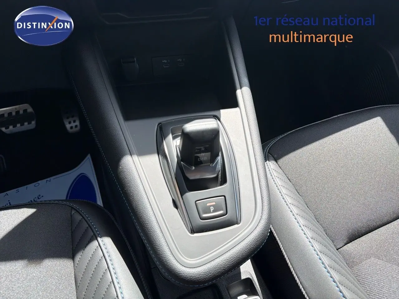 Vue rapprochée de la console centrale et levier de vitesse automatique du Renault Symbioz gris cassiopée métal.