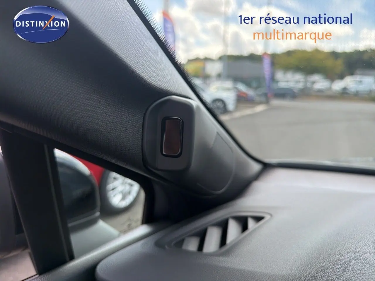 Détail intérieur côté gauche du tableau de bord gris cassiopée métal avec capteur et ventilation visible sur Renault Symbioz 2026.