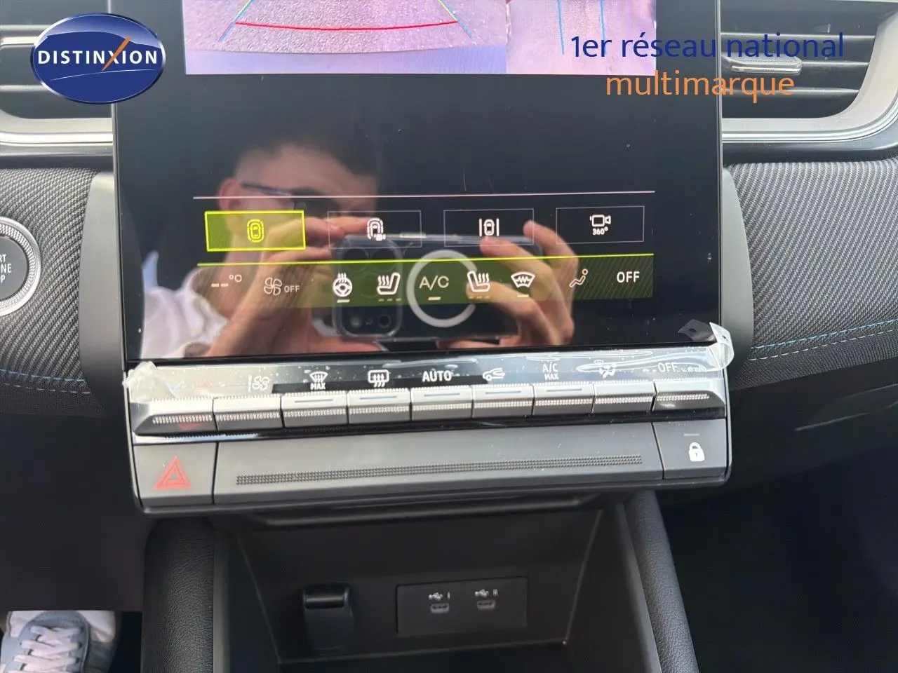 Vue rapprochée de l’écran tactile et des commandes de climatisation du Renault Symbioz gris cassiopée métal, intérieur moderne.