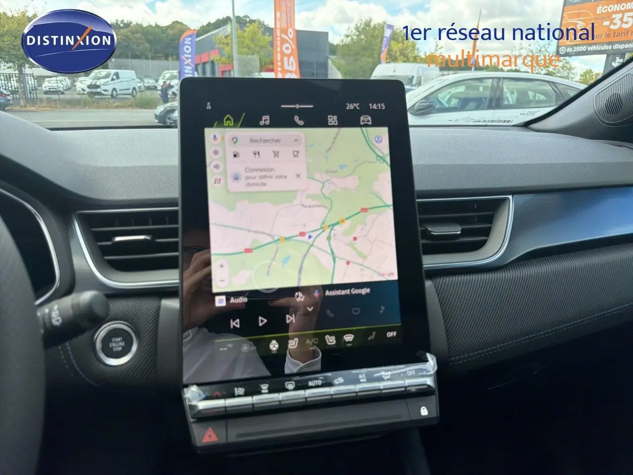 Vue intérieure centrée sur l'écran tactile vertical du tableau de bord d'une Renault Symbioz gris cassiopée, avec navigation affichée.