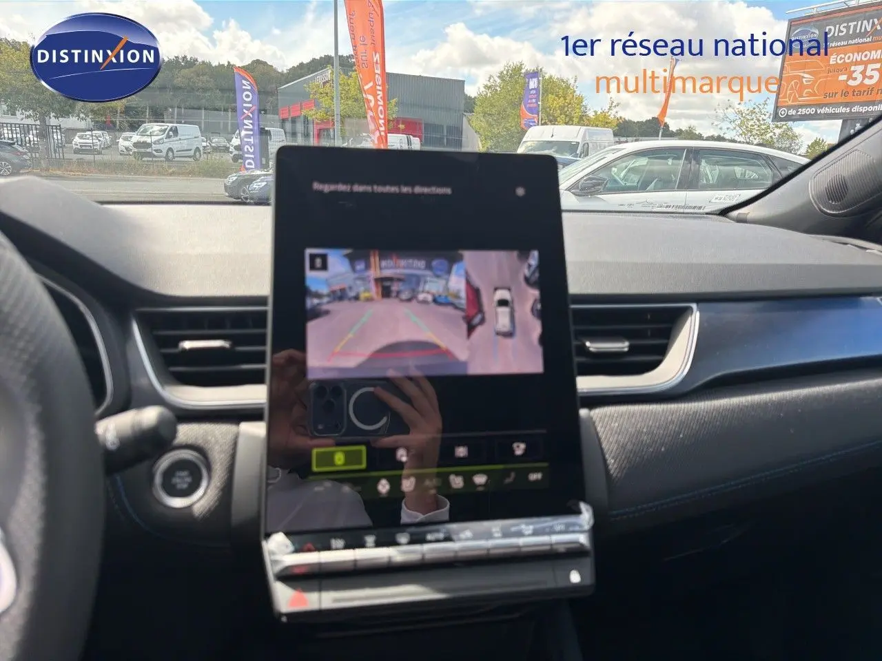 Vue intérieure du tableau de bord de la Renault Symbioz gris cassiopée, avec écran tactile affichant la caméra de recul.