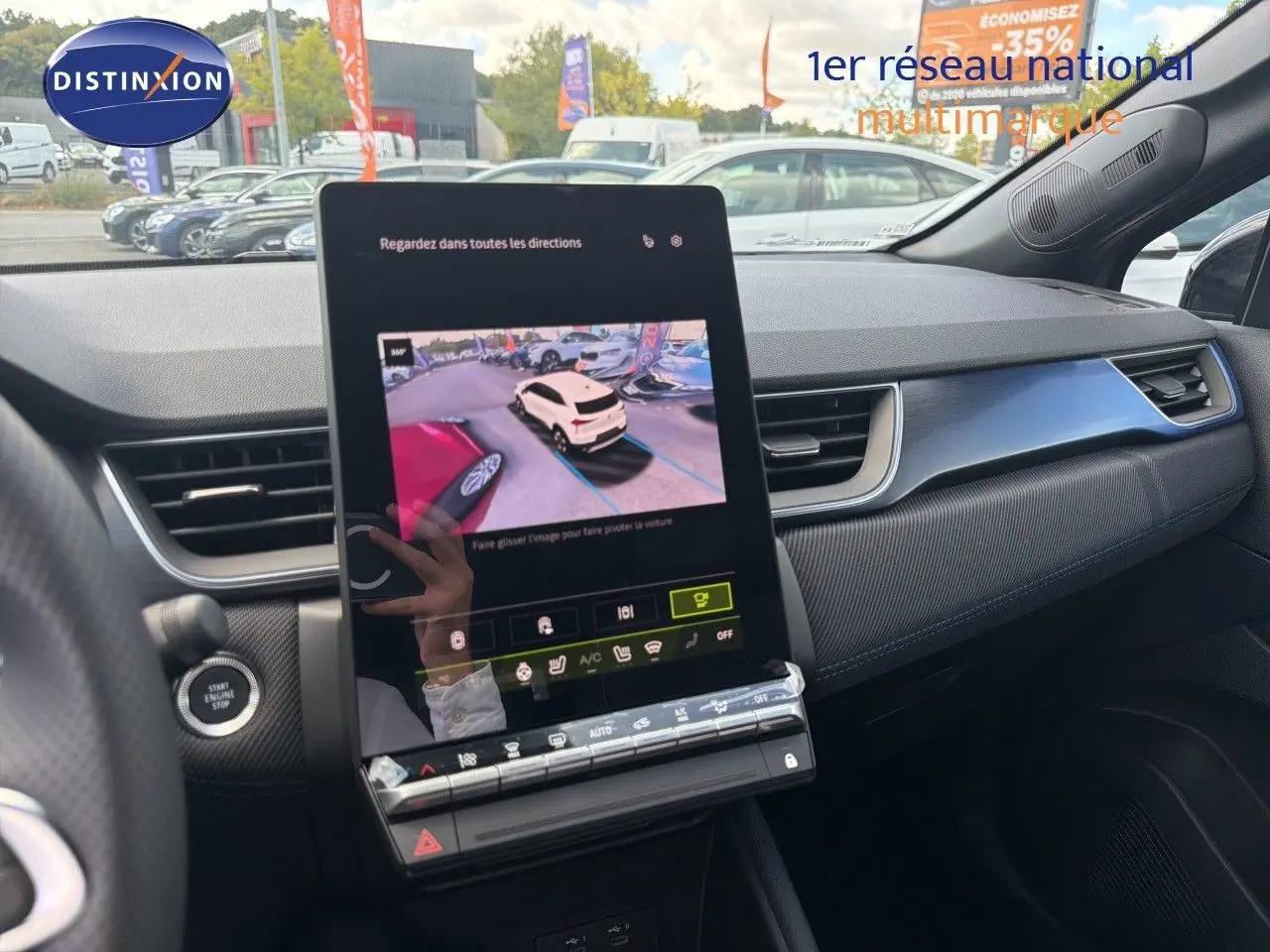 Intérieur de la Renault Symbioz 2026, vue du tableau de bord avec écran tactile central affichant la caméra 360, finition gris cassiopée métal.