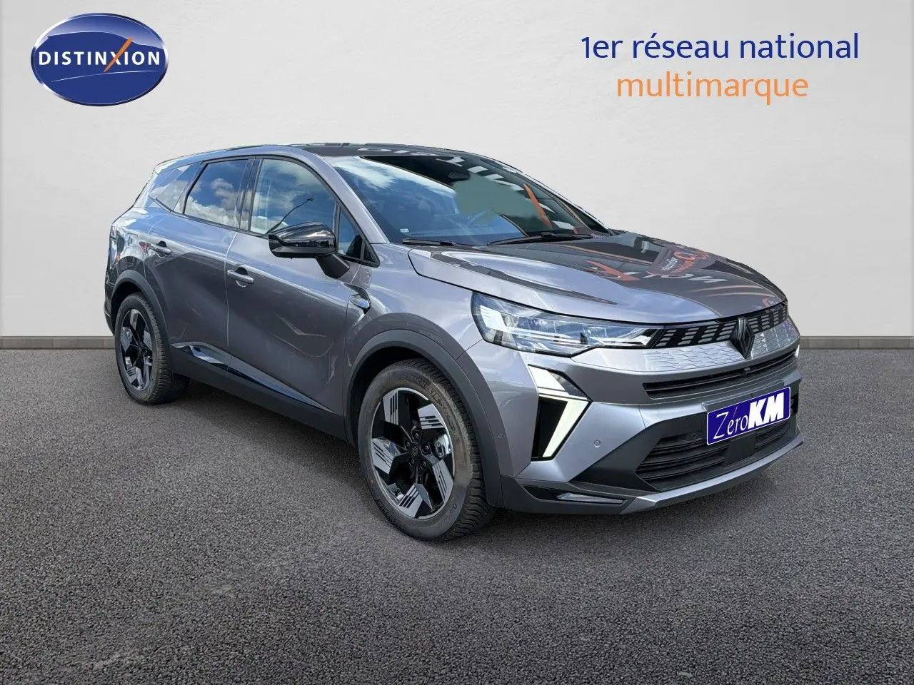 Renault Symbioz gris cassiopée métal en 3/4 avant droit, SUV hybride avec jantes noires et détails modernes LED.