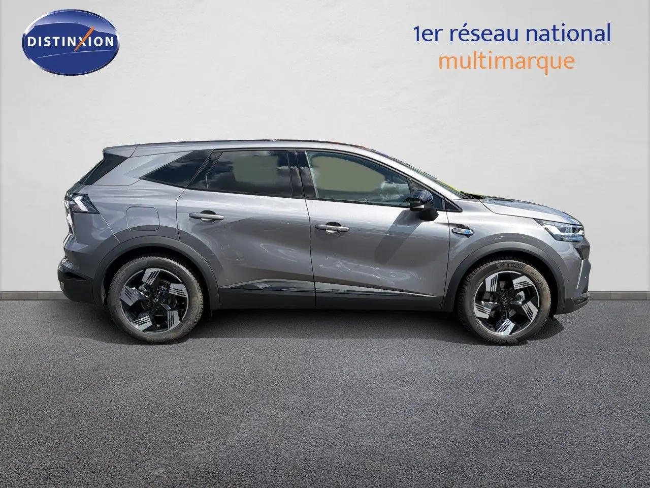 Vue de profil droit du Renault Symbioz gris cassiopée métal, soulignant ses jantes noires et son design moderne.