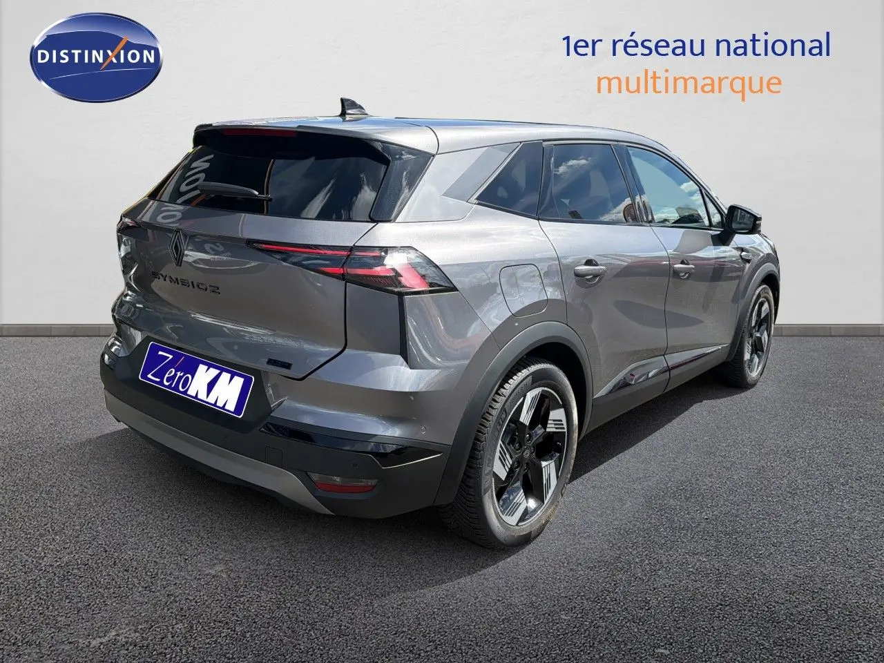 Vue 3/4 arrière droite du Renault Symbioz gris cassiopée métal avec feux arrière LED et jantes bi-ton.