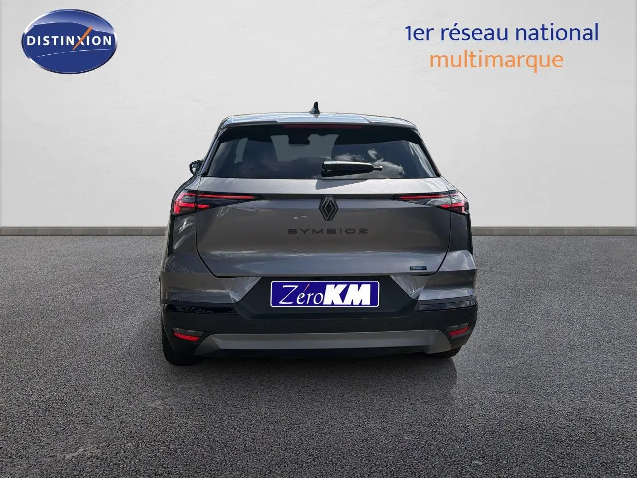 Vue arrière d'une Renault Symbioz gris cassiopée métal, mettant en valeur ses feux fins et son design épuré.
