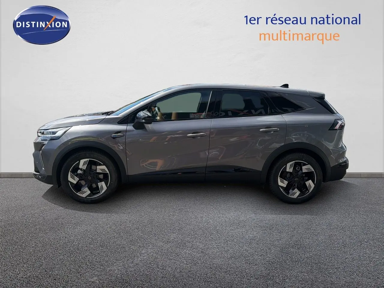 Profil droit du Renault Symbioz gris cassiopée métal 2026, SUV hybride avec jantes noires et détails modernes.