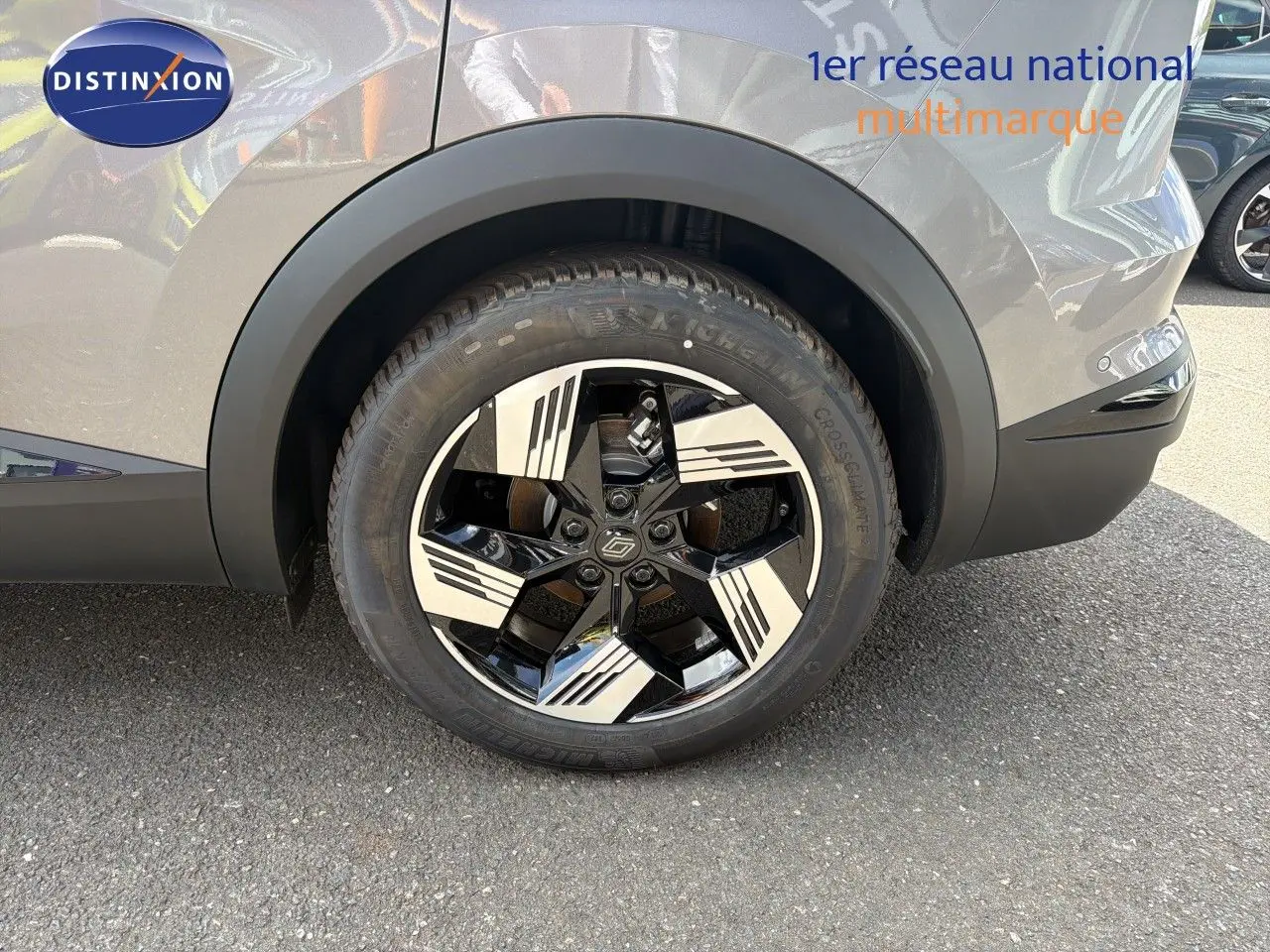 Gros plan sur la roue arrière droite du Renault Symbioz gris Cassiopée métal avec jante noire et argentée au design moderne.