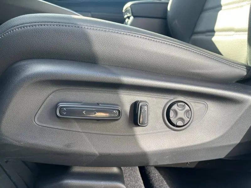 Gros plan sur les commandes électriques de réglage du siège en cuir noir du Honda CR-V 2024 Diamant Brillant Premium.