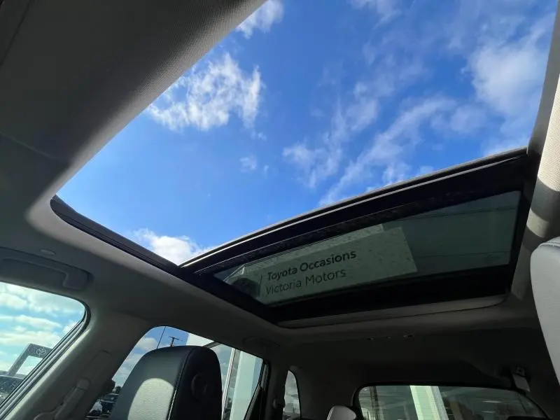 Toit panoramique ouvert vu de l'intérieur du Honda CR-V 2024, avec ciel bleu visible à travers la vitre teintée.