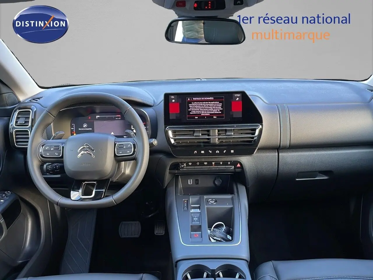 Vue intérieure avant du tableau de bord et volant du Citroën C5 Aircross noir avec écran tactile et commandes intégrées.
