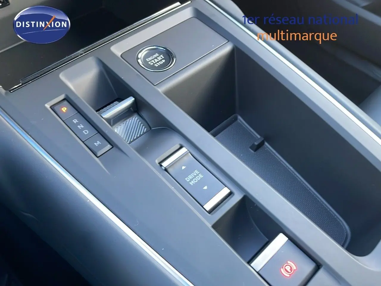 Vue rapprochée de la console centrale noire du Citroën C5 Aircross 2025, avec bouton start/stop et commandes de boîte auto.