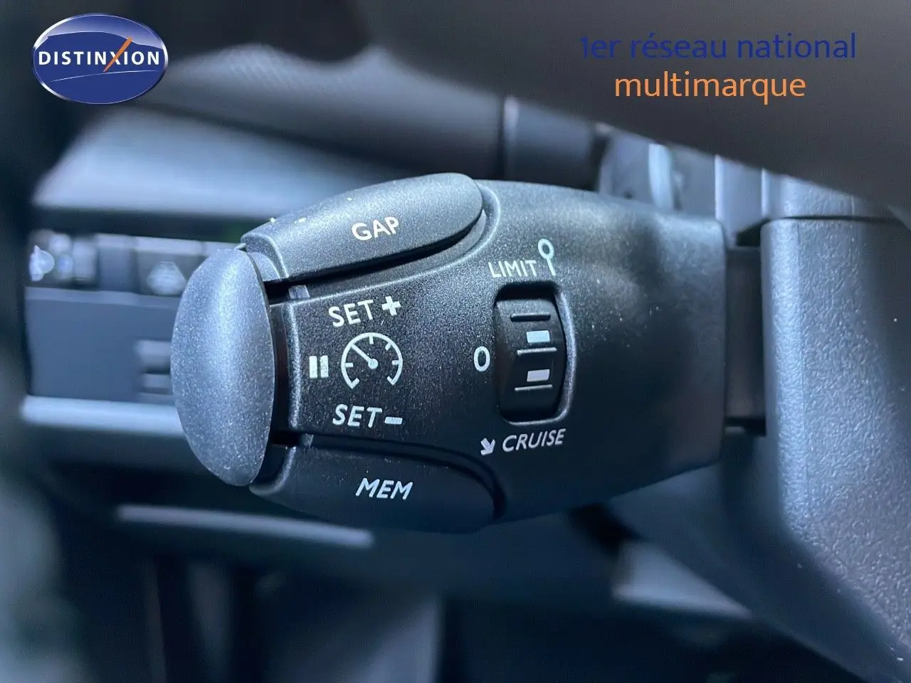 Gros plan sur la commande de régulateur de vitesse du Citroën C5 Aircross 2025 en noir Perla Metal.