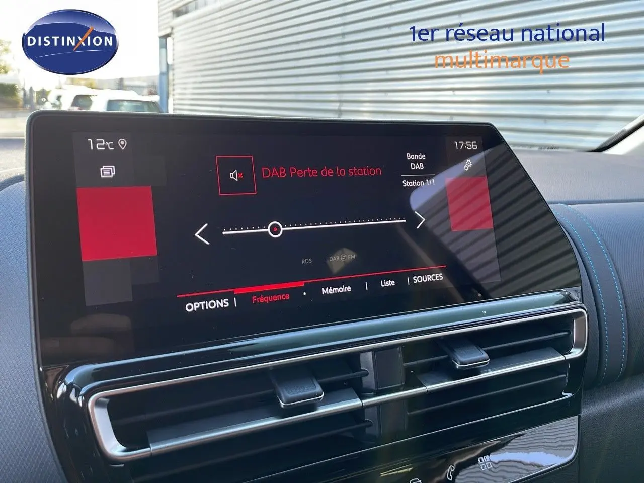 Vue intérieure du tableau de bord du Citroën C5 Aircross 2025 avec écran tactile affichant la radio DAB.