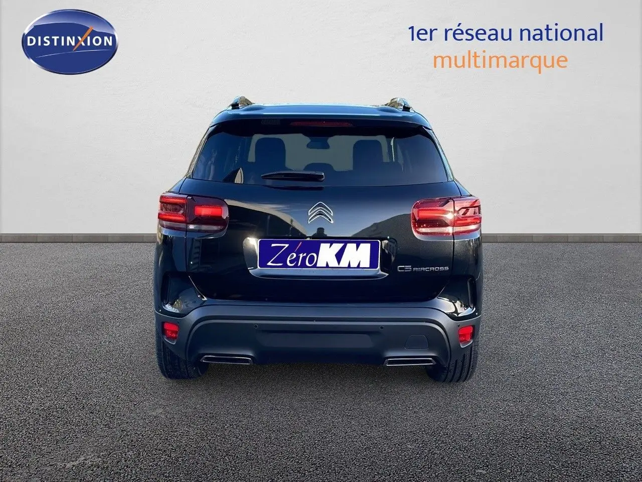 Vue arrière d'un Citroën C5 Aircross noir perla metal avec feux LED et logo distinctif sur fond neutre.
