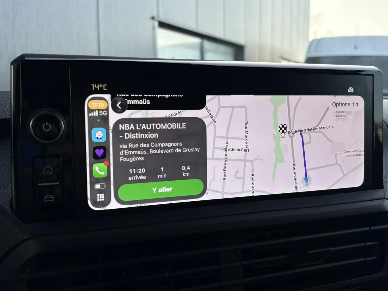 Écran tactile central du tableau de bord du Citroën Jumpy 2025 affichant une navigation GPS avec interface connectée.