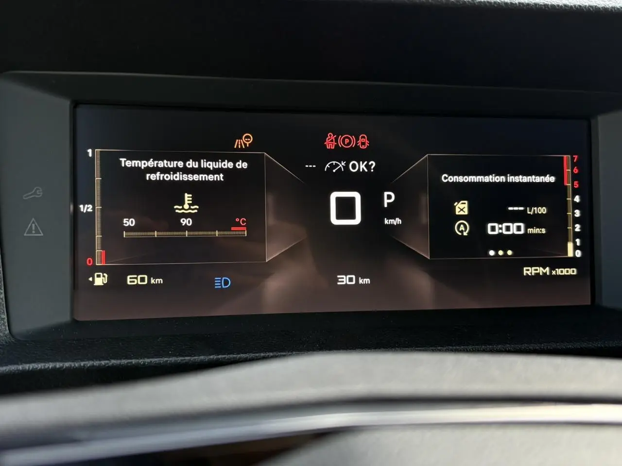 Affichage numérique du tableau de bord du Citroën Jumpy 2025, montrant la température liquide refroidissement et consommation instantanée.