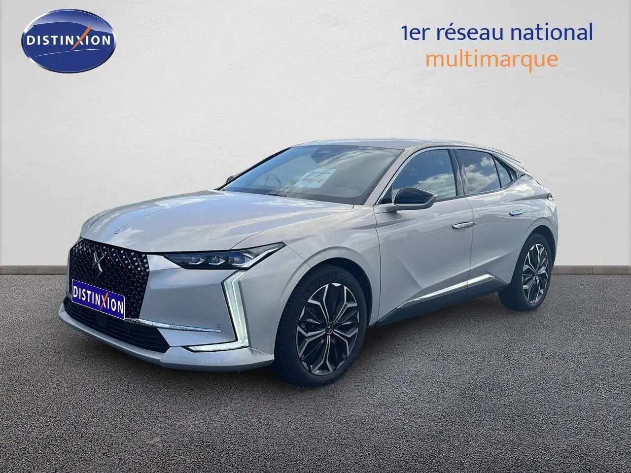 Vue 3/4 avant droite d'une DS4 2024 gris cristal nacré avec calandre noire et jantes bicolores distinctives.