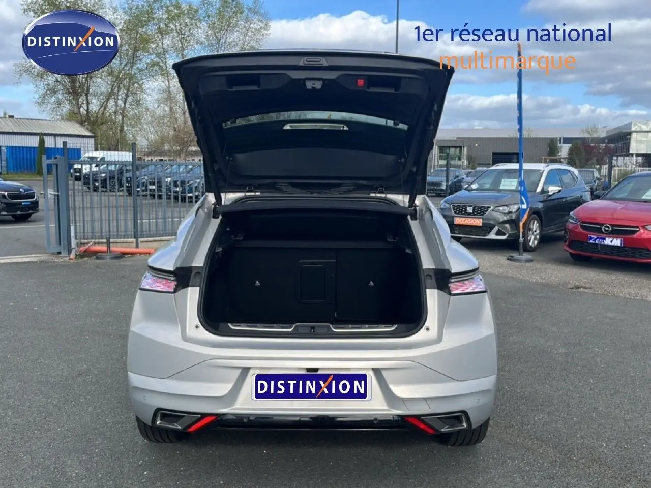 Vue arrière avec coffre ouvert d'une DS4 2024 Cristal Pearl Nacré, soulignant ses feux LED et lignes modernes.