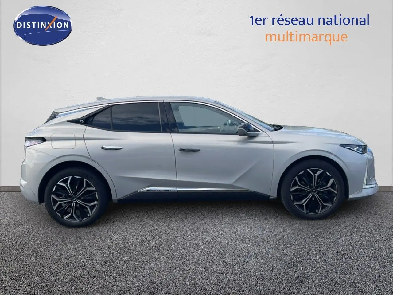 Vue latérale droite d'une DS4 2024 couleur Cristal Pearl Nacré avec jantes noires bicolores et lignes sculptées élégantes.