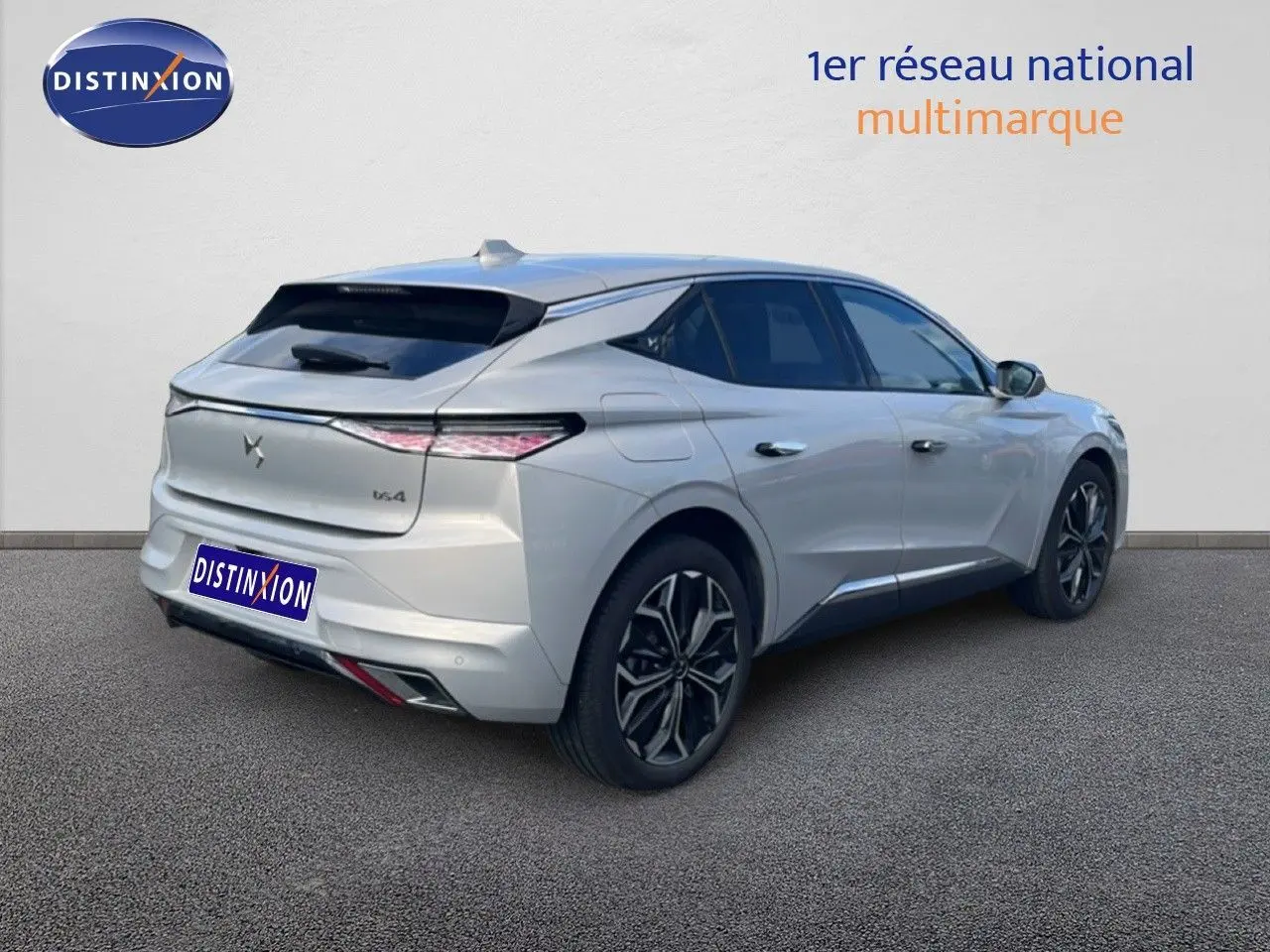 Vue 3/4 arrière droite d'une DS4 2024 Cristal Pearl Nacré avec jantes bi-ton et feux LED effilés.