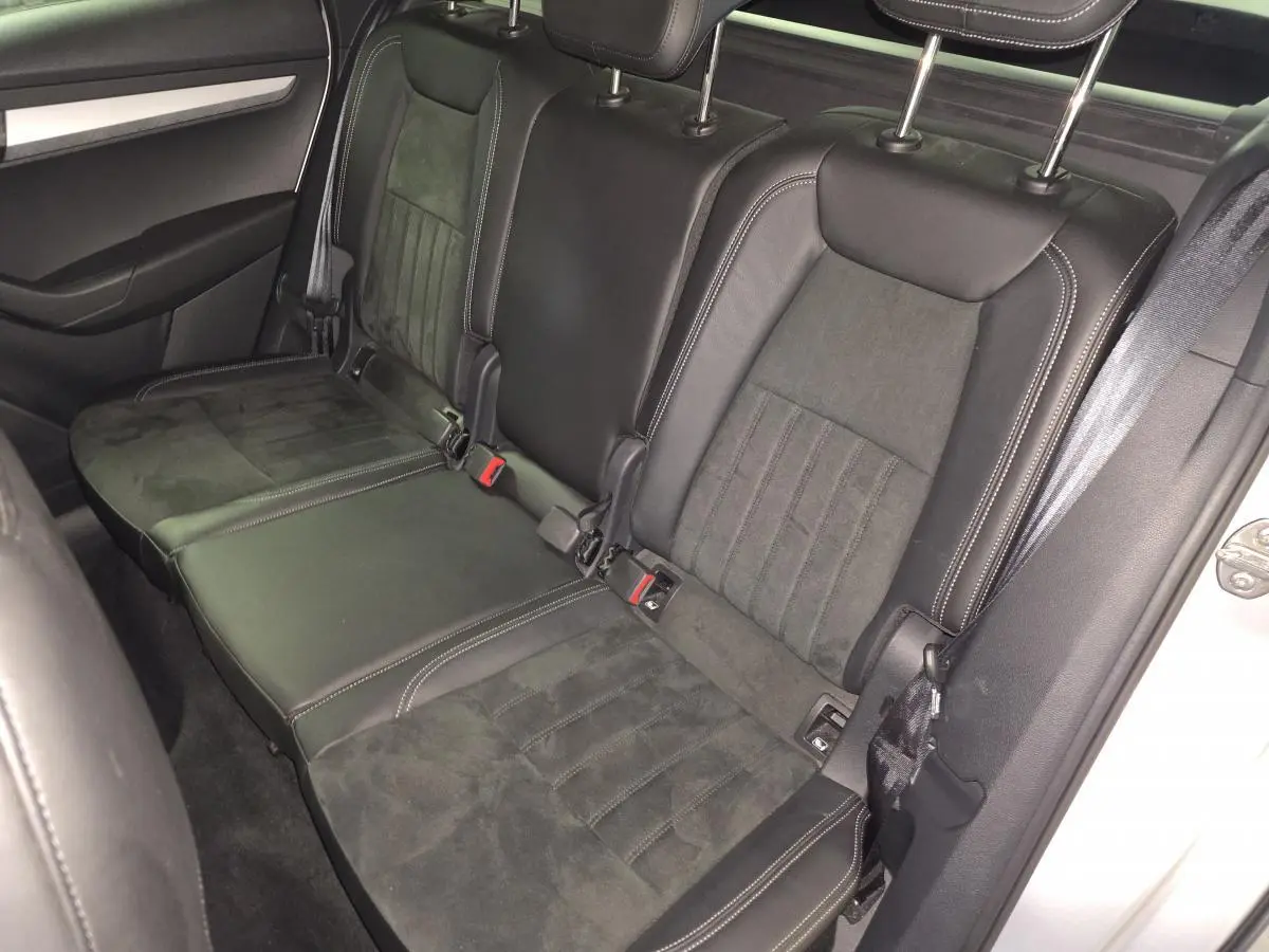 Vue intérieure côté droit des sièges arrière en cuir noir et alcantara du Skoda Karoq 2023 Business.
