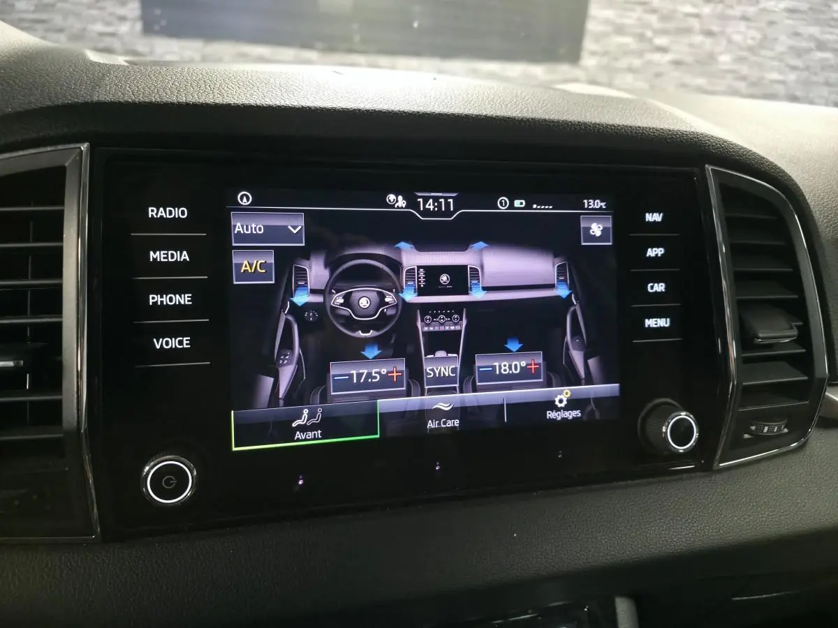 Écran tactile central du tableau de bord du Skoda Karoq 2023 affichant la climatisation bi-zone.