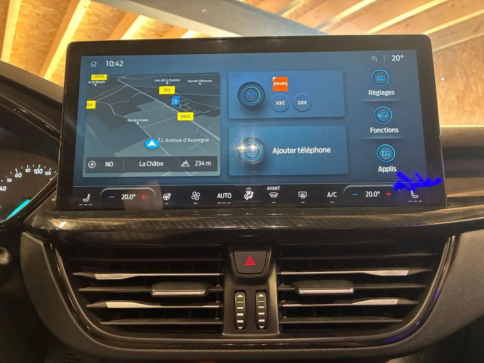 Vue rapprochée de l'écran tactile central et des commandes de climatisation de la Ford Focus 2024, finition ST Line.