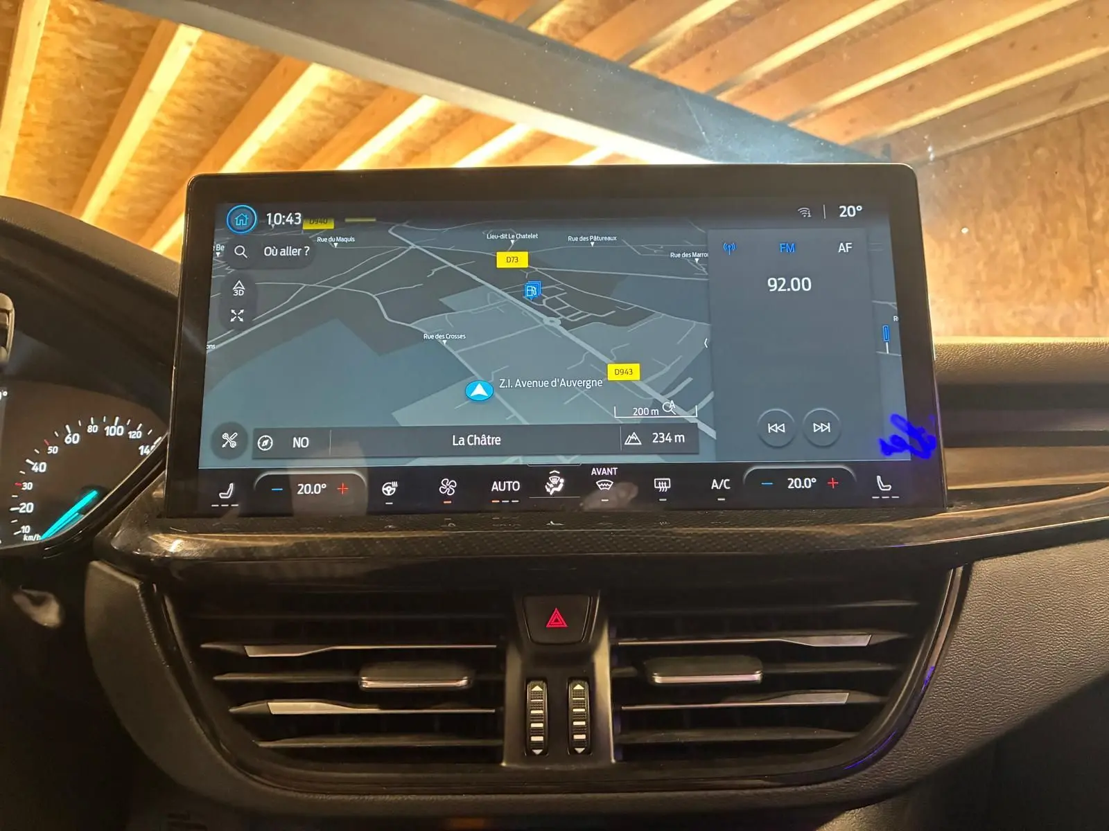 Écran tactile central affichant la navigation et la radio dans le tableau de bord noir d’une Ford Focus 2024.