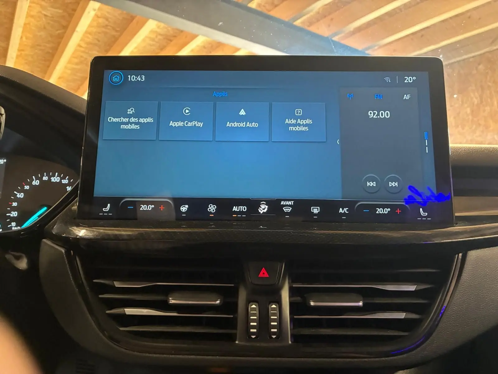 Vue rapprochée de l’écran tactile central de la Ford Focus 2024 bleu, affichant les options Apple CarPlay et Android Auto.