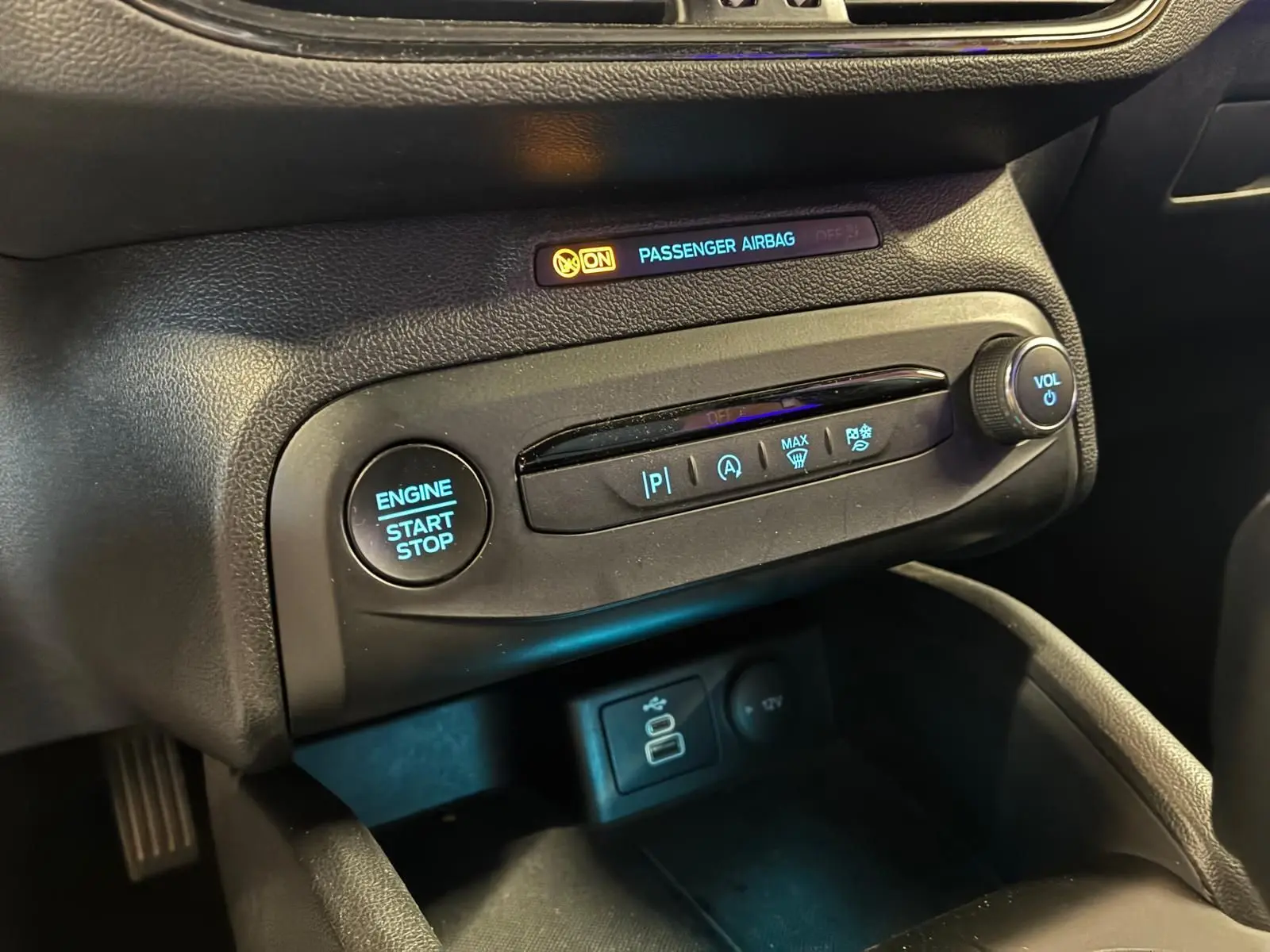 Détail du tableau de bord de la Ford Focus 2024, montrant le bouton start/stop et commandes climatisation en noir.