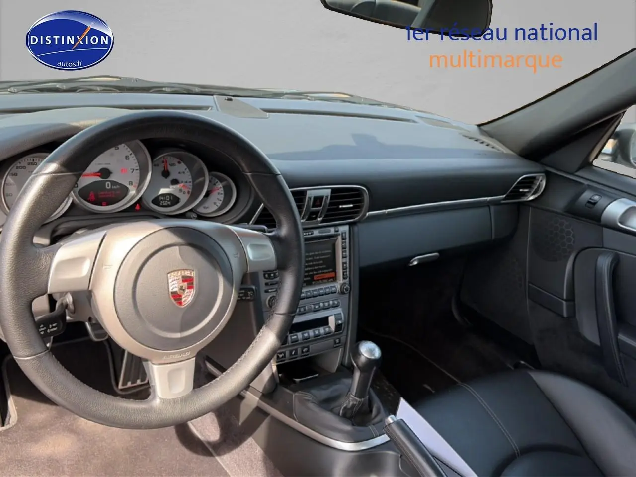 Intérieur de la Porsche 911 (997) Carrera S 2008, vue côté conducteur sur le volant, tableau de bord et levier de vitesse manuel.
