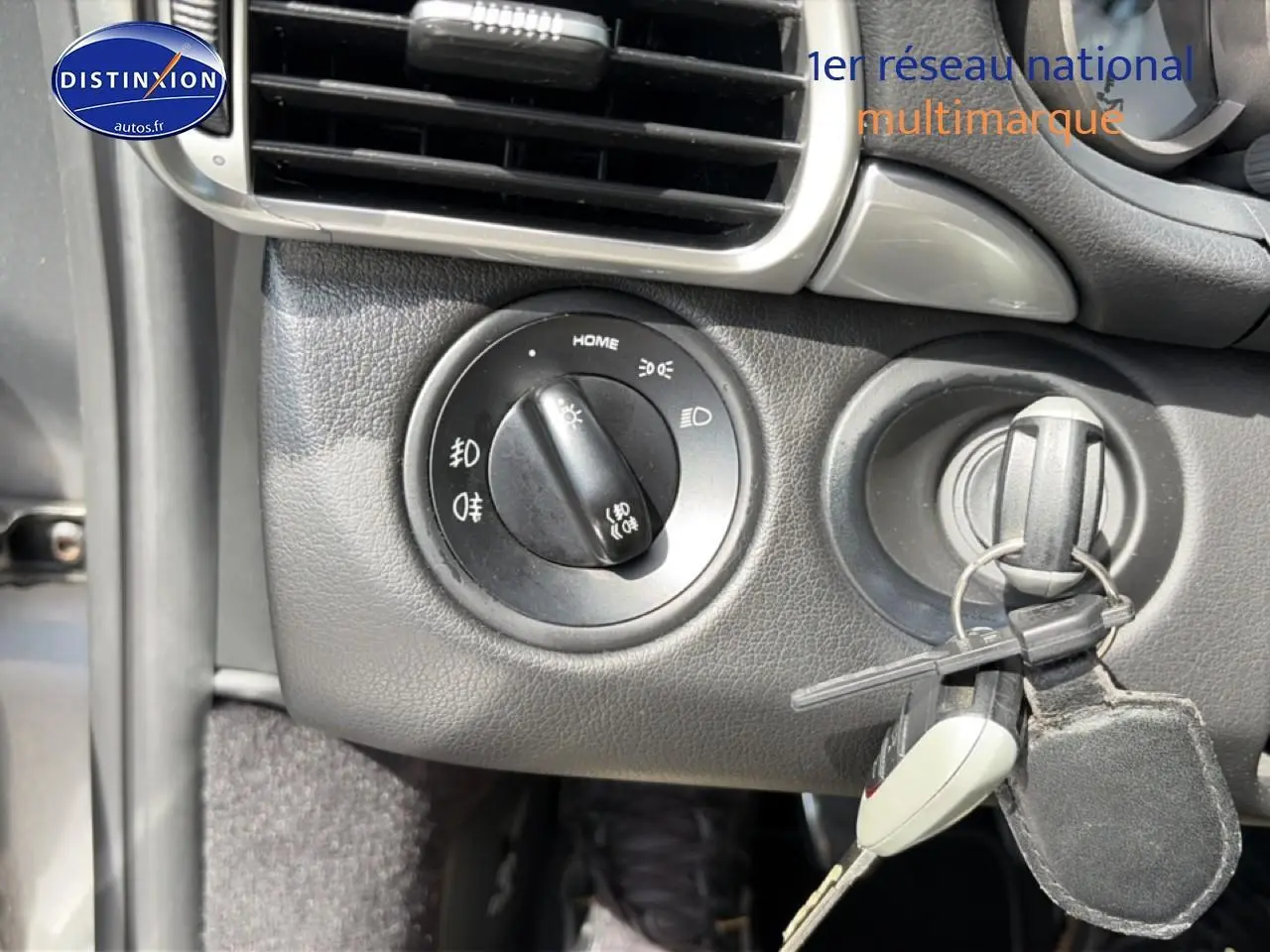 Gros plan sur le tableau de bord gris de la Porsche 911 (997) Carrera S avec clé insérée dans le contacteur.