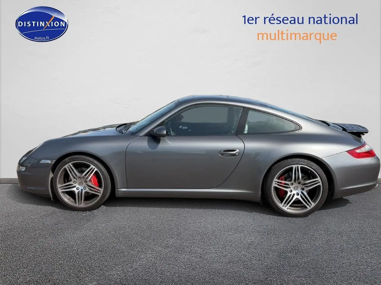 Profil droit d'une Porsche 911 (997) Carrera S gris métallisé avec jantes alu et étriers de frein rouges.