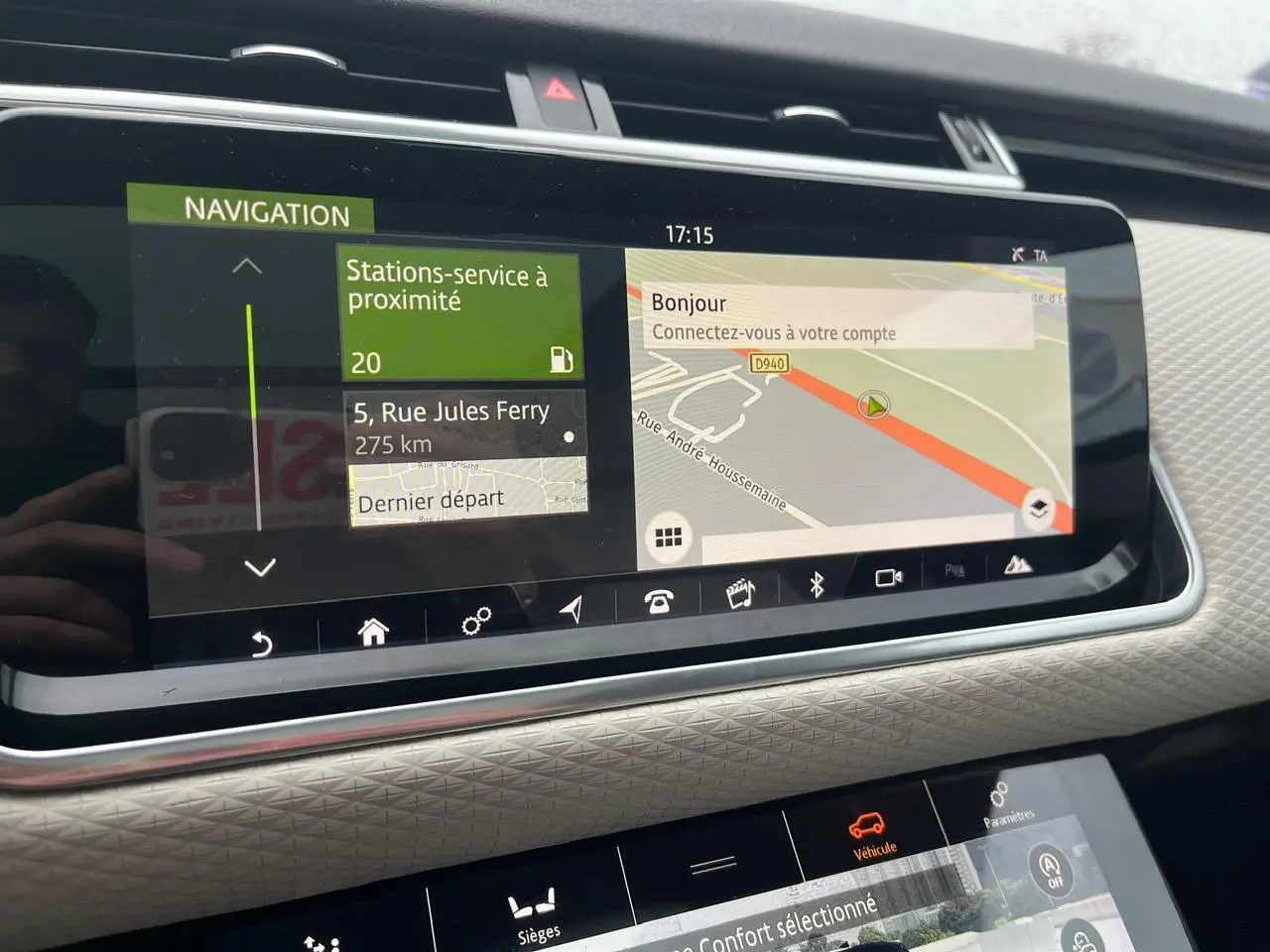 Écran tactile de navigation et commandes du tableau de bord du Range Rover Velar gris Ammonite, vue intérieure rapprochée.