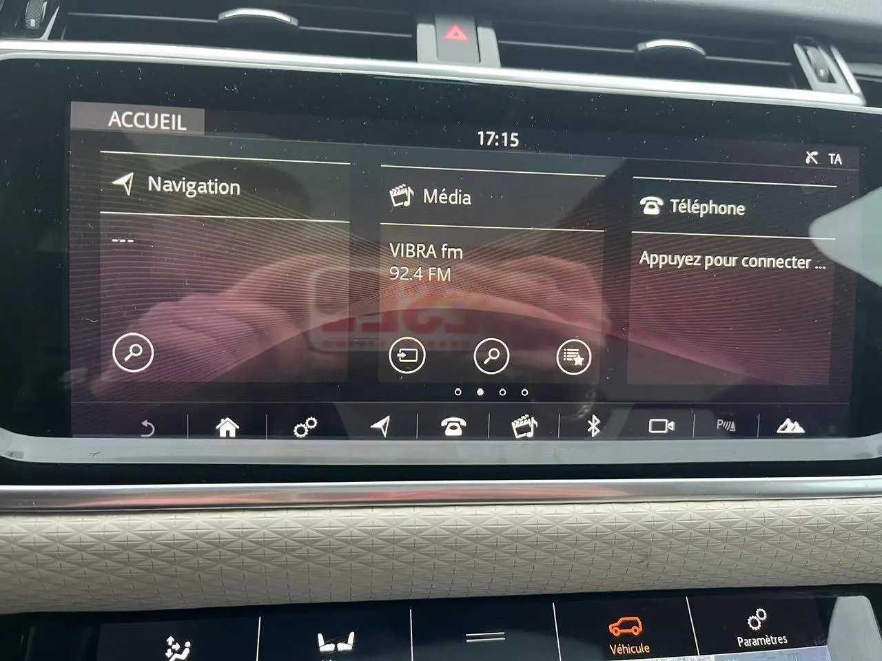 Écran tactile central du Range Rover Velar 2017 affichant navigation, média et téléphone, avec finition intérieure grise.