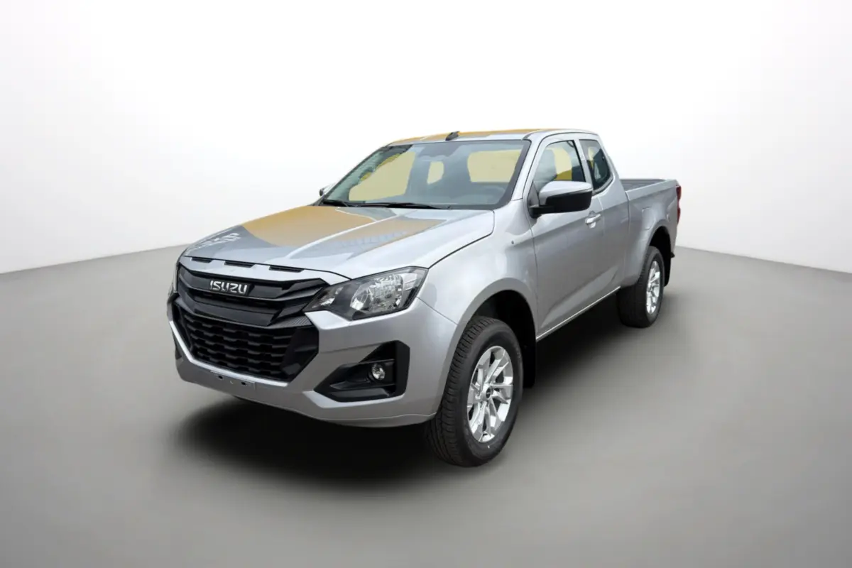 Isuzu D-MAX 2.2 TD 164 Space Evolution 2026 en mercury silver, vue 3/4 avant droit avec calandre noire marquée.