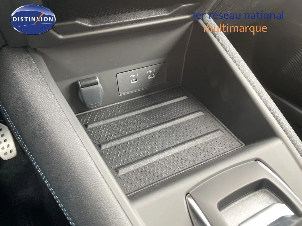 Détail de la console centrale avec ports USB-C et prise 12V sur Renault Symbioz gris cassiopée métal.