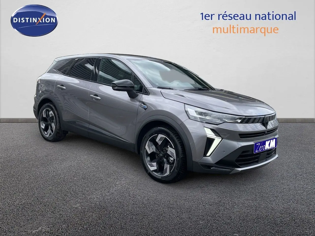 Renault Symbioz gris cassiopée métal en 3/4 avant droit, SUV hybride avec jantes modernes et calandre distinctive.