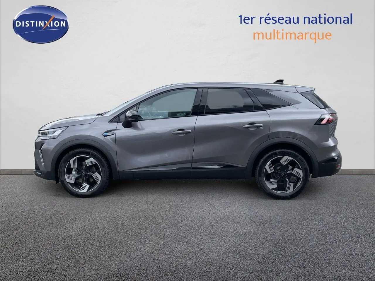 Vue de profil côté gauche du Renault Symbioz gris cassiopée métal, SUV hybride avec jantes noires et argentées.