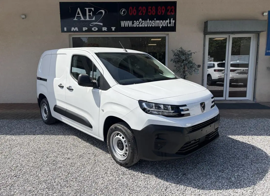 Peugeot Partner blanc en vue 3/4 avant droit, fourgon utilitaire avec pare-chocs noirs et jantes acier simples.