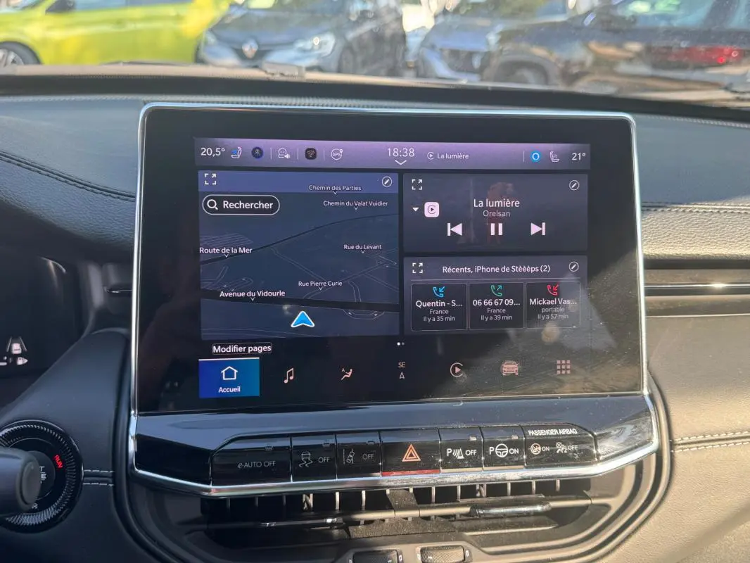 Vue rapprochée de l’écran tactile central du Jeep Compass bleu 2025, affichant navigation et commandes multimédia.