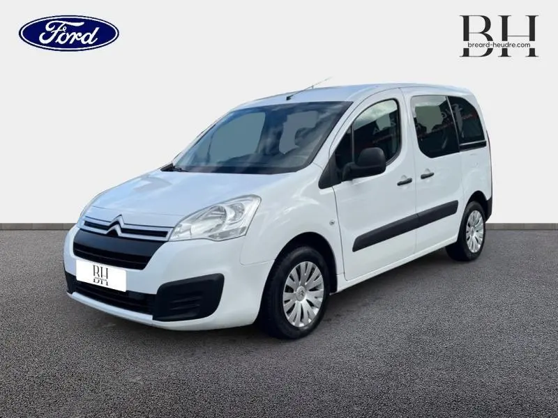 Citroën Berlingo blanc banquise vu en 3/4 avant droit avec portes latérales et enjoliveurs d'origine.