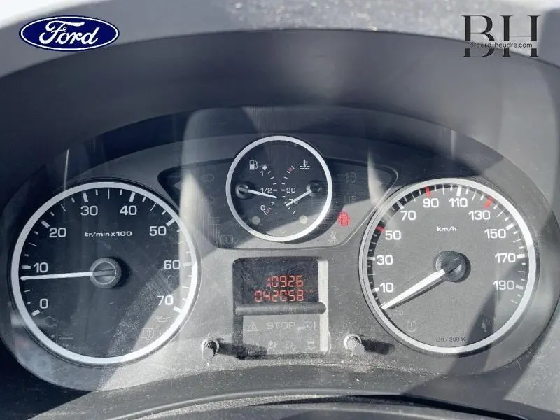 Tableau de bord du Citroën Berlingo blanc Banquise 2017, affichant compte-tours, vitesse et jauges au centre.